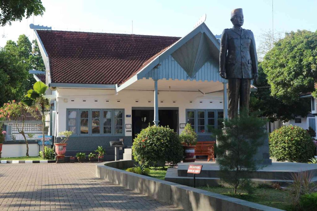 Istana Gebang yang kini jadi lokasi wisata. Bung Karno pernah menceritakan kemarahan ibunya kepada pasukan Perang Gerilya yang mengendap di belakang rumah. Foto:Pemkot Blitar