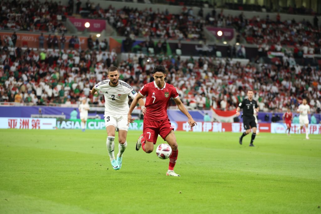 Marselino Ferdinan dikawal ketat pemain Irak. Timnas Indonesia dibekuk Irak 1-3 saat berlaga di Grup D, Piala Asia 2023, Qatar. Foto:PSSI