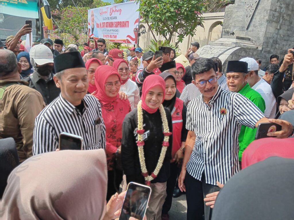 Ketua DPRD Kota Blitar sekaligus Ketua DPC PDIP dr Syahrul Alim mendampingi   istri Capres Ganjar Pranowo, Siti Atikoh Suprianti saat berkunjung ke kompleks Makam Bung Karno, Jumat (26/1/2024). FOTO: Edi Purwanto