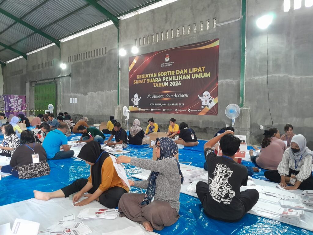 Petugas KPU Kota Blitar, berhasil melakukan penyortiran dan pelipatan sekitar 600 ribu surat suara untuk Pemilu 2024. Foto:BlitarKota.go.id