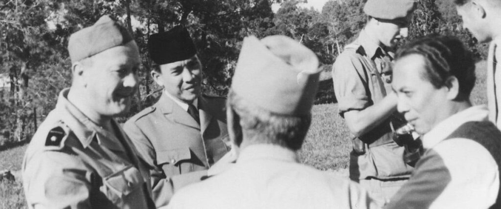 Sukarno, Sutan Sjahrir dan Haji Agus Salim dalam tahanan Belanda di Parapat, 1949. Sebelum ke Parapat, ketiganya ditawan di pesanggrahan Desa Lau Gumbang, Brastagi, Tanah Karo. Sumber: Nederlands Instituut voor Militaire Historie/historia.id