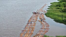 Tim Gakkum KLHK mengamankan rakit kayu ilegal di Sungai Pawan, Ketapang, Kalimantan Barat.