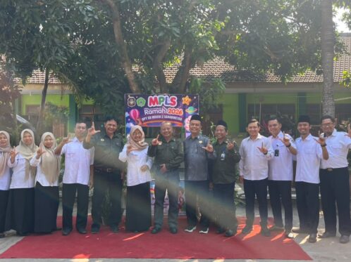 Tim Dewan Pendidikan Kota Blitar melakukan monitoring pelaksanaan MPLS di SD Negeri 2 Sananwetan, Kota Blitar.